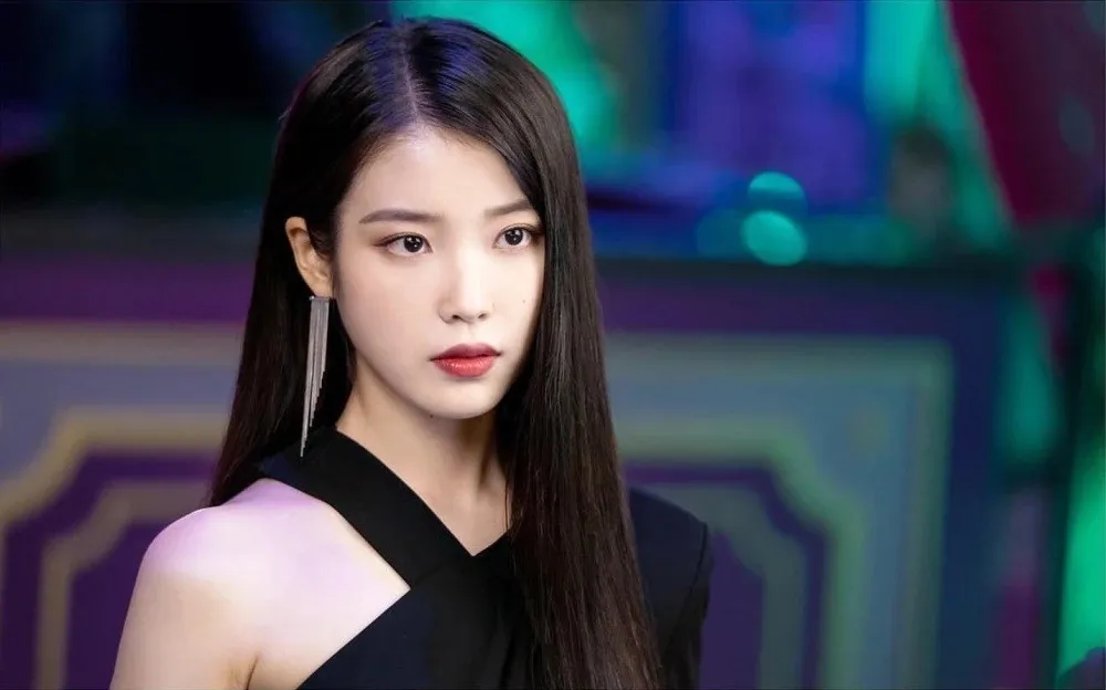 IU bị lôi vào ồn ào, song những chia sẻ từ Kira chưa được kiểm chứng, gây ảnh hưởng đến danh tiếng của ca sĩ.